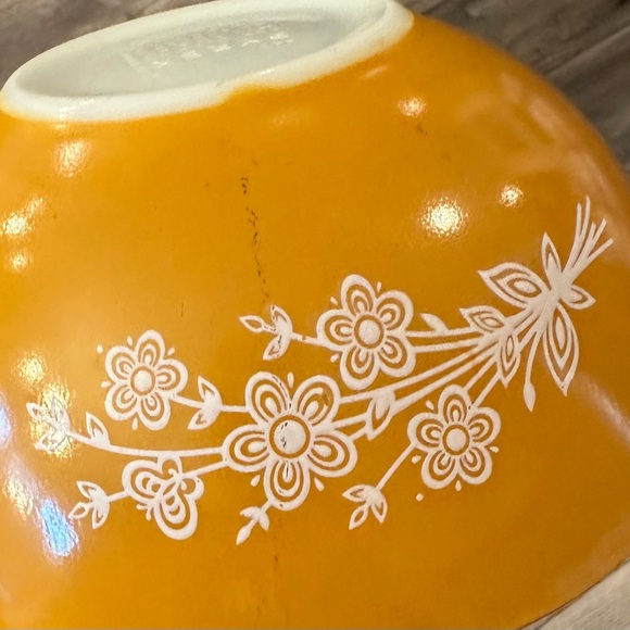 Vintage Pyrex butterfly gold casserole dish - Picture 8 of 8